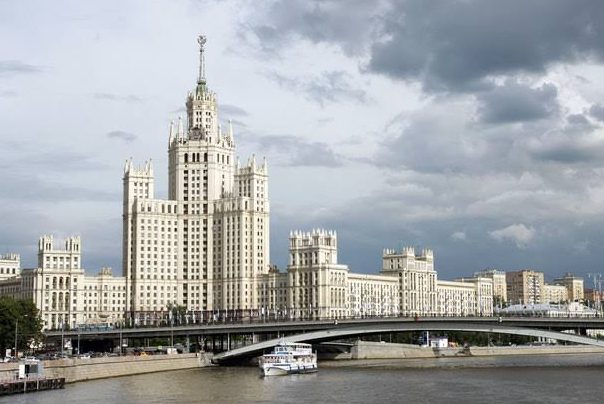 В каких жилых комплексах Москвы живут знаменитости?